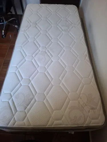 Cama de solteiro e colchão