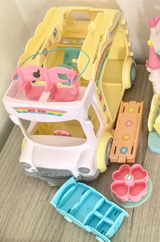 Ônibus Arco-Íris Jardim de Infância Sylvanian Families