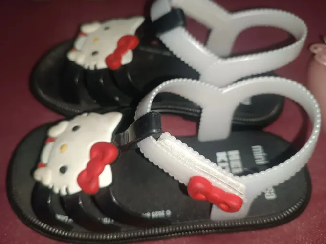 Mini Melissa Hip + Hello Kitty Baby na cor preta e branca