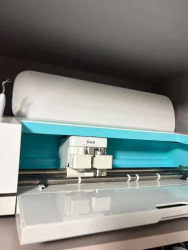 Cricut Maker Smart com folhas