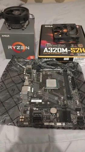 O AMD Ryzen 5 2600 com 6 núcleos, 12 threads, clock de 3.4 GHz e turbo de até 3.9 GHz