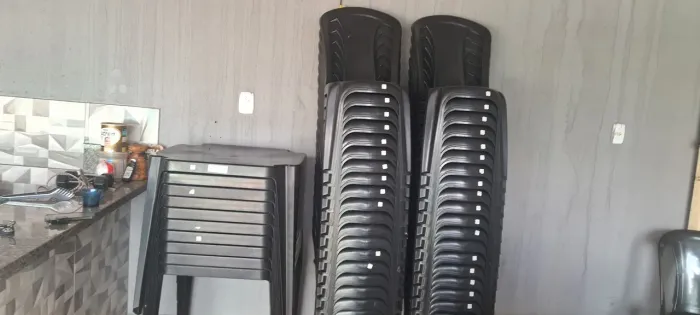Mesas e cadeiras de plástico