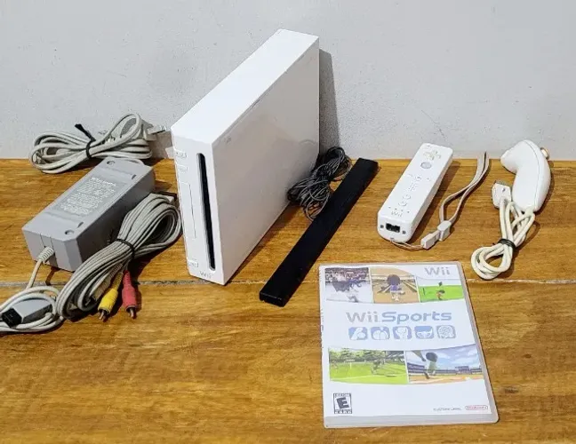 Nintendo Wii Completo Com Sensor Movimentos 1 Controle Remote + Nunchuck + Jogo Wii Sports