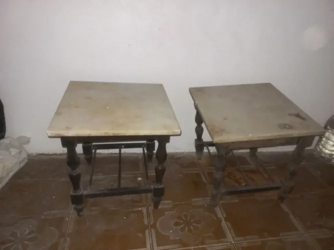 Par de Mesinhas de Mármore....1 delas precisa arruma à base