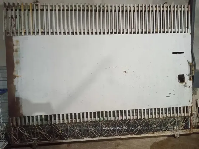 Vendo um portão de ferro.