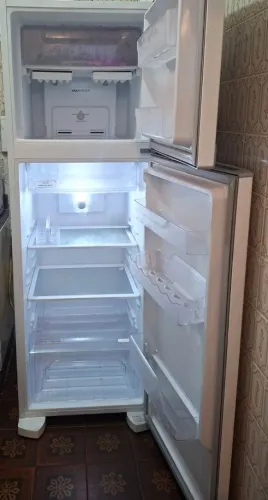 Geladeira Frost Free 370L 127V