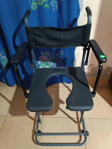 Cadeira de rodas para banho e moleta para deficiente físico