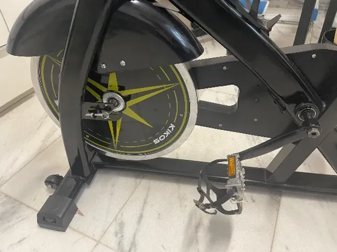 Bicicleta ergométrica kIKOS seminova OPORTUNIDADE por mudança para exterior.