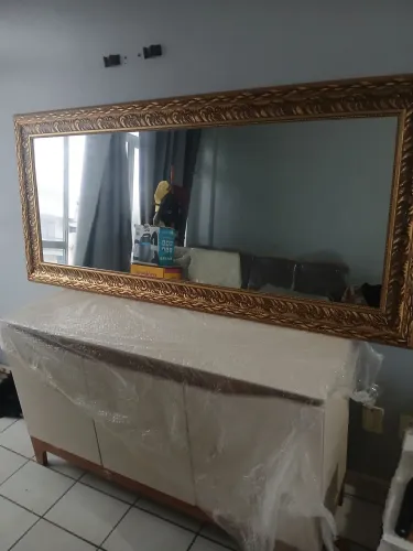 Espelho com moldura dourada