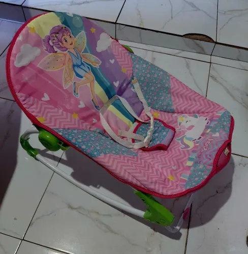 Vendo esta cadeira de descanso e este canguru de passeio