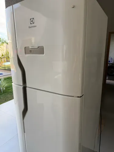 Vende-se geladeira só não está gelando embaixo freezer normal