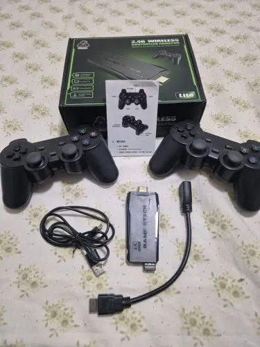 Game Stick Lite 4K com 2 Controles Sem Fio + Cartão 64GB - Na Caixa
