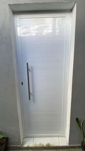 Porta 210x80 alumínio branco c/ puxador e fechadura