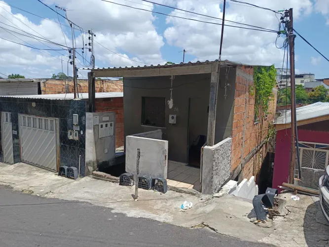 //Casa com 2 Qrts e 2 Kitinetes no Vila da Prata