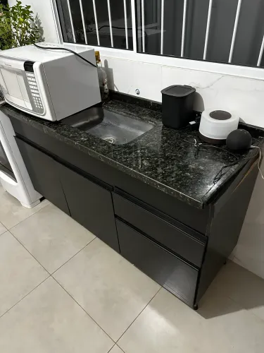 Pia em Verde Ubatuba com Gabinete de madeira e Torneira quente e fria