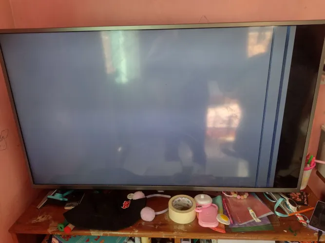 Televisão com tela com defeito