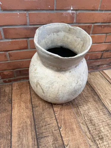 Pote de barro antigo branco