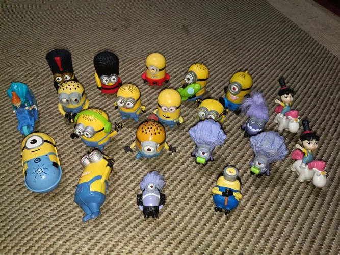 Brinquedos personagens Minions - kit com 21 peças.