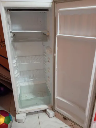 Vende-se geladeira pegando perfeitamente 