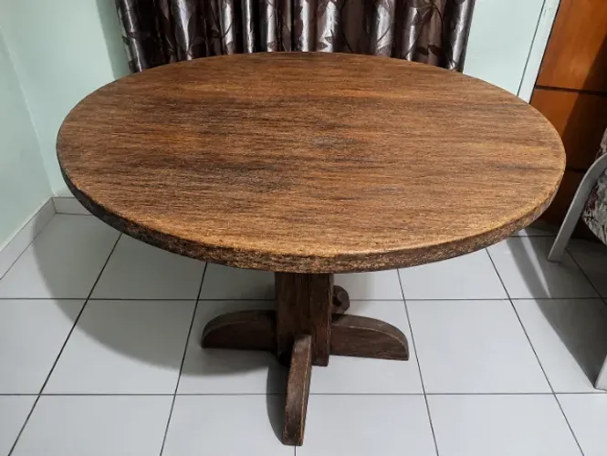 Mesa de madeira rústica redonda