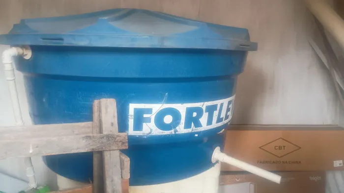 caixa d'água de 500lt com os acessórios Boia, cano de saída só para instalar