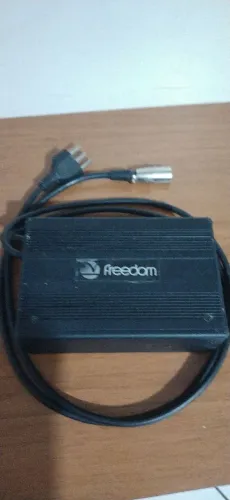 Carregador de bateria de cadeira de rodas