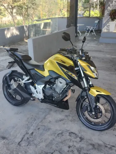 Vende-se CB300F TWISTER 2023. TOP...
