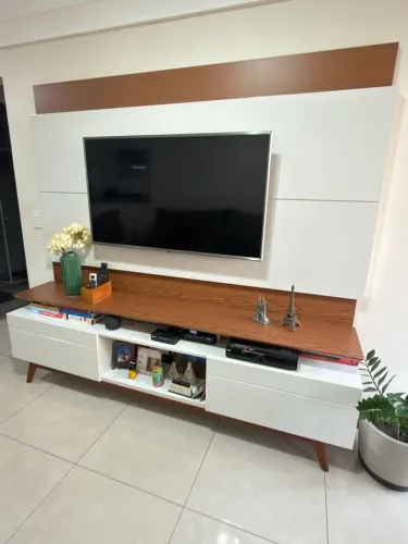 Rack com painel da Móveis Conquista