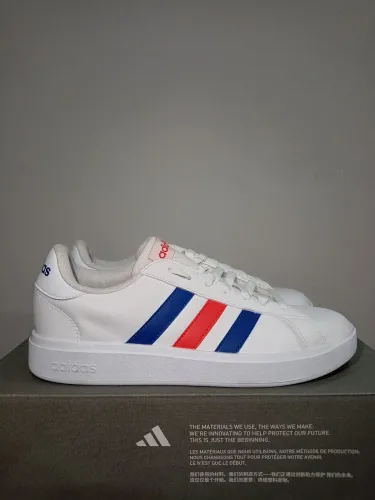 Tênis Adidas casual tamanho 39 ou 42 original com etiqueta