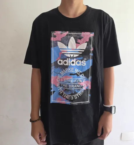 camiseta adidas logo cammo
