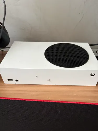 Xbox Series S + 2 controles (1 com fio, 1 com bateria)