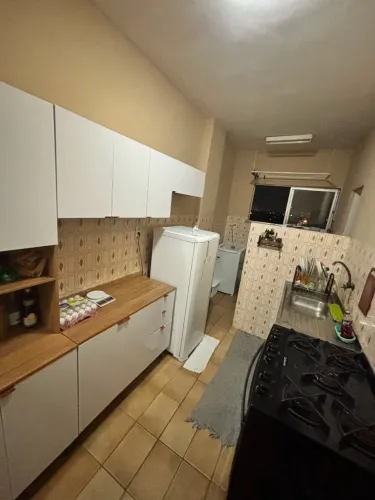 Cozinha completa com armários e gavetas