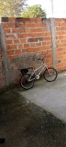 Vende-se bicicleta aro 20 prata montadinha perfeita para dar grau