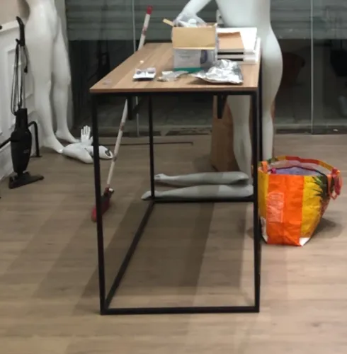 Mesa industrial com arara em baixo para loja