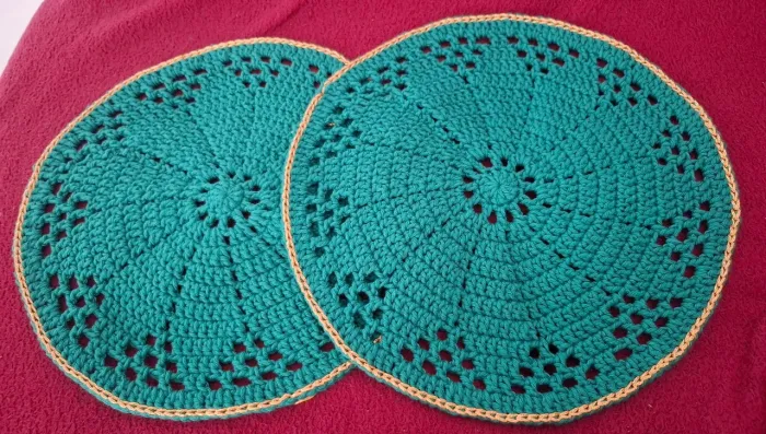 Kit 2 sousplat de crochê (Verde com acabamento dourado) excelente opção de decoração