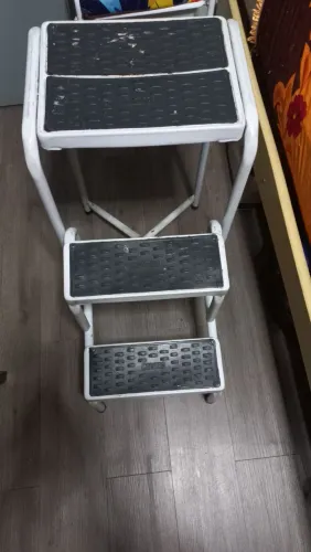 Escada de ferro pequena.