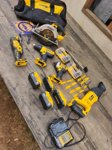 Combo Ferramentas Dewalt com baterias e carregador seminovo