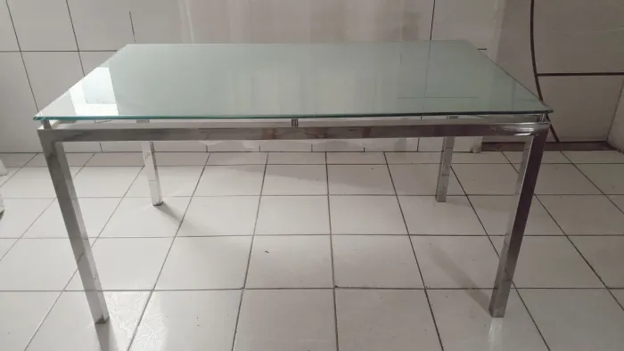Vendo mesa de jantar com 4 cadeiras