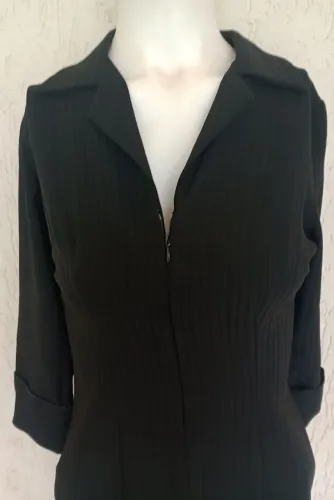 Vestido preto de manga 3/4 com gola e zíper frontal. TAM. 38