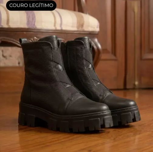Bota coturno em couro sola tratorada e ziper