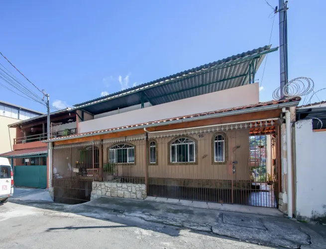 Casa de 3 pavimentos com ambientes amplos e vista privilegiada para venda
