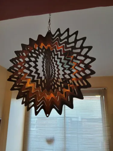 Decoracao de metal giratória