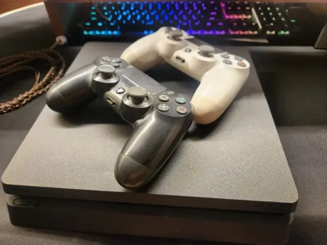 PS4 Slim 500GB + 2 controles