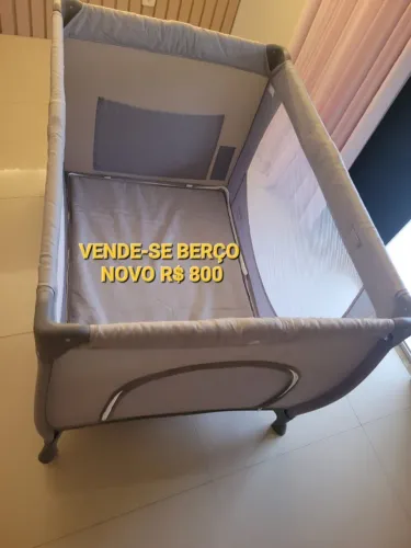 Berço portátil infantil com trocador e mosquiteiro