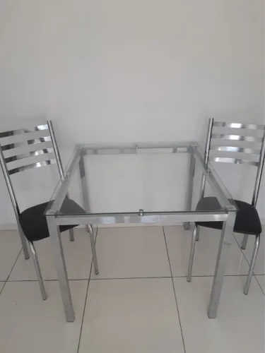 VENDE - SE mesa de jantar acompanhada de duas cadeias