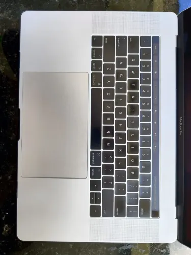 MacBook Pro 15'' Touchbar i7 - 16gb RAM - SSD 256GB
