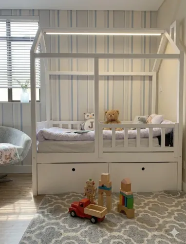 Desapego: Cama Casinha Montessoriana Branca com Gavetões (Madeira Maciça)