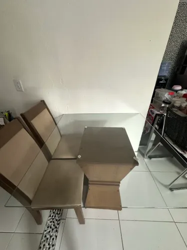 MESA COM 3 CADEIRAS À VENDA