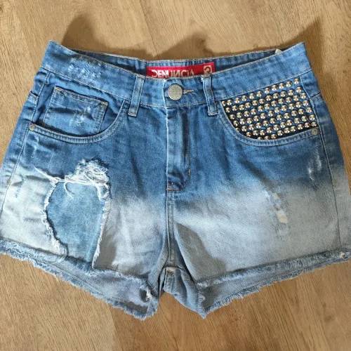 Shorts Jeans Denúncia Degradê Tachas Destroyed Tam 38