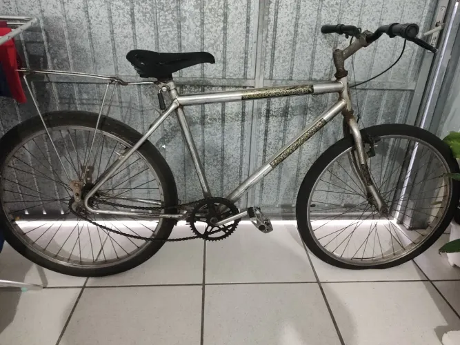 Vendo bicicleta 220 reais,com a câmera da frente furada 